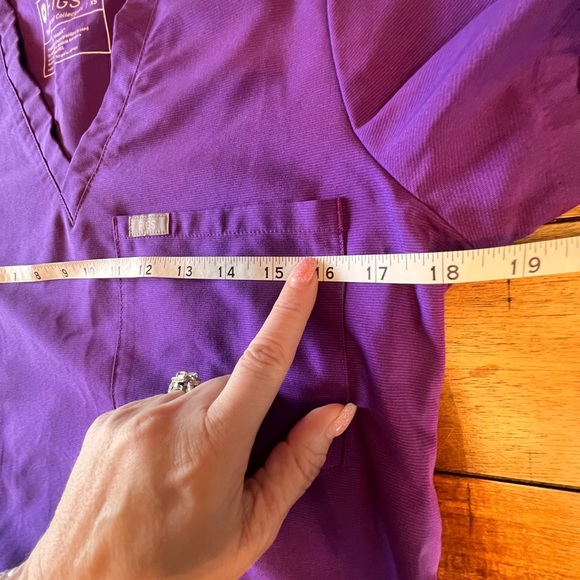 2pc bundle of FIGS Scrub Tops - Picture 12 of 16